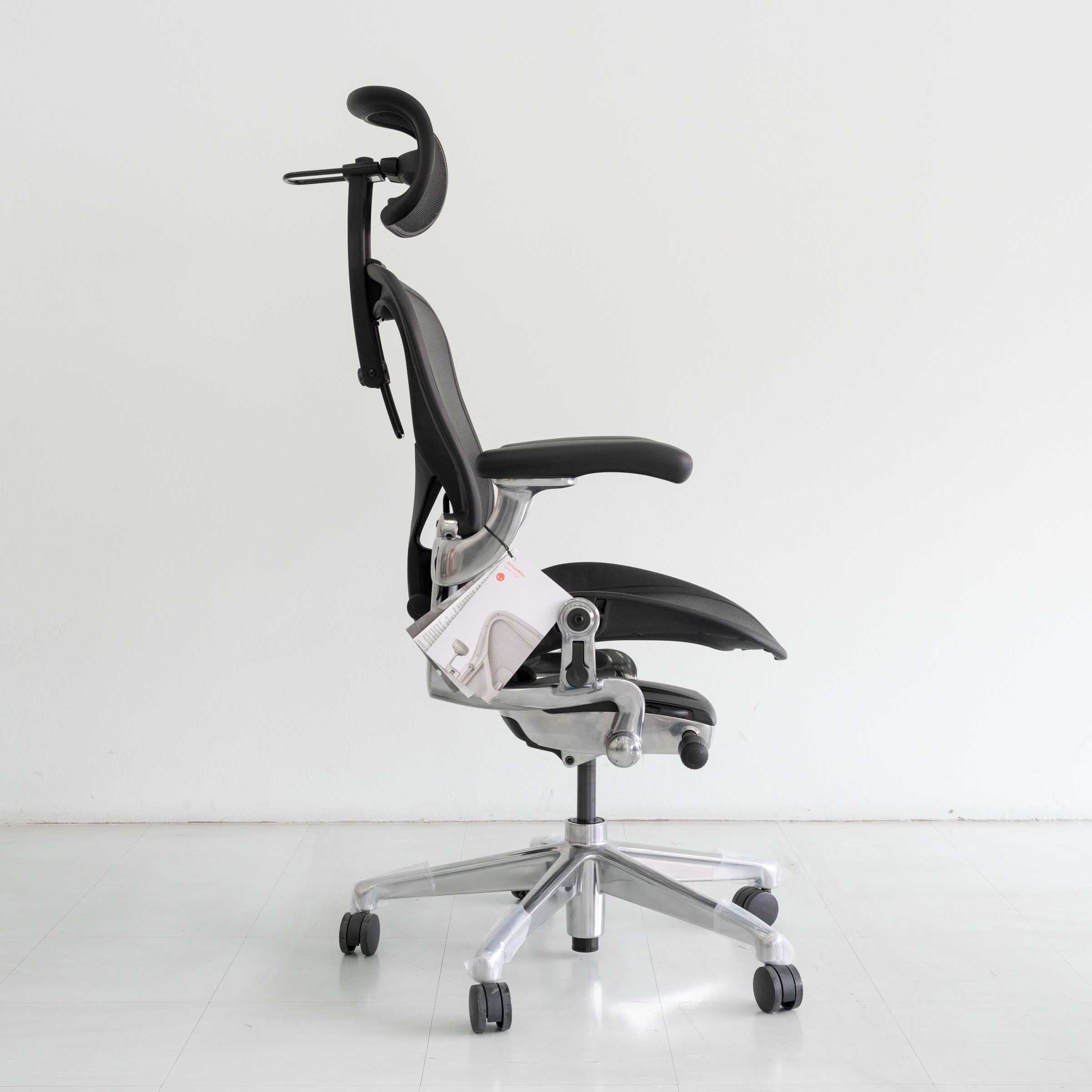 Herman Miller Remastered Aeron Chair – Onyx | Polished Aluminium Frame