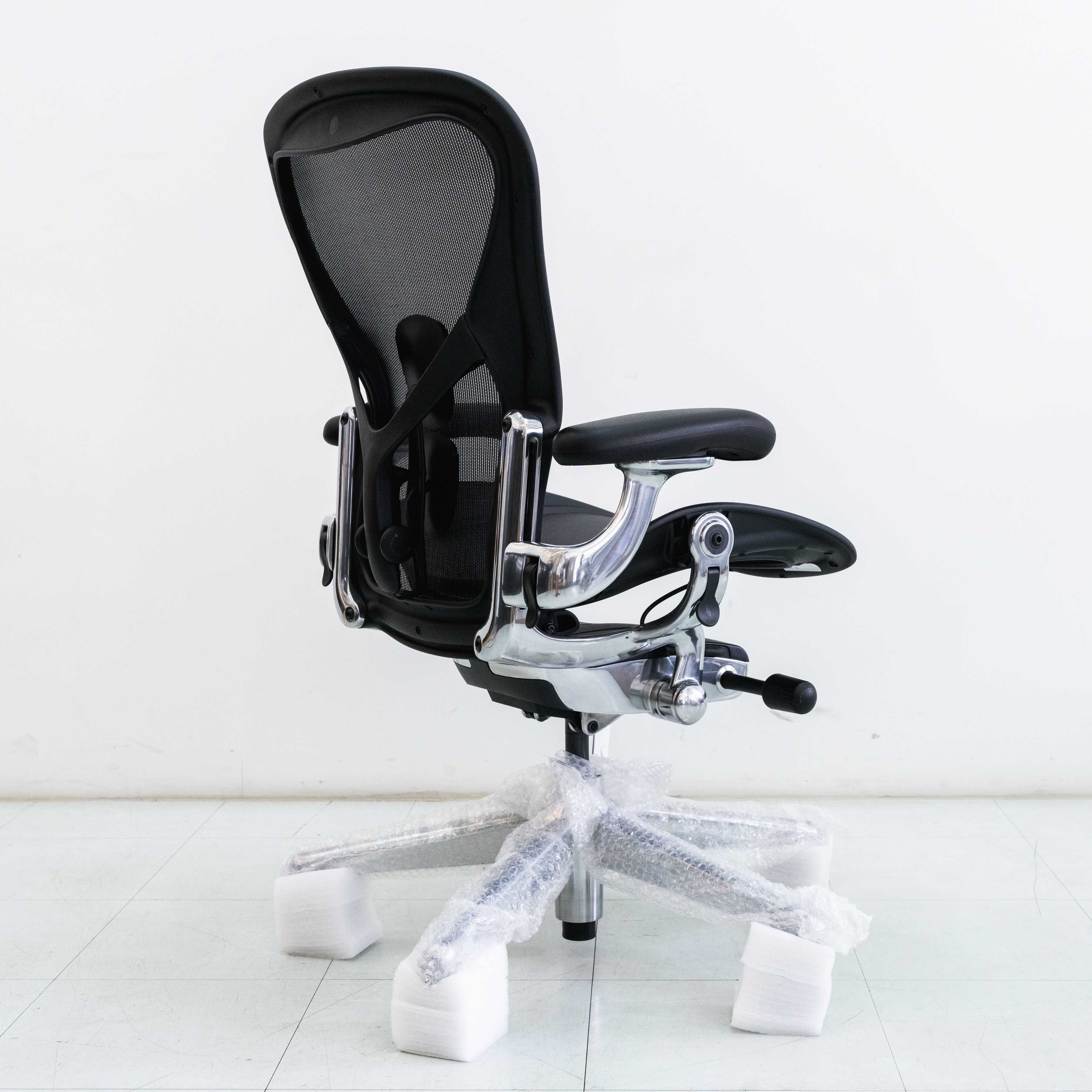 Herman Miller Remastered Aeron Chair – Onyx | Polished Aluminium Frame