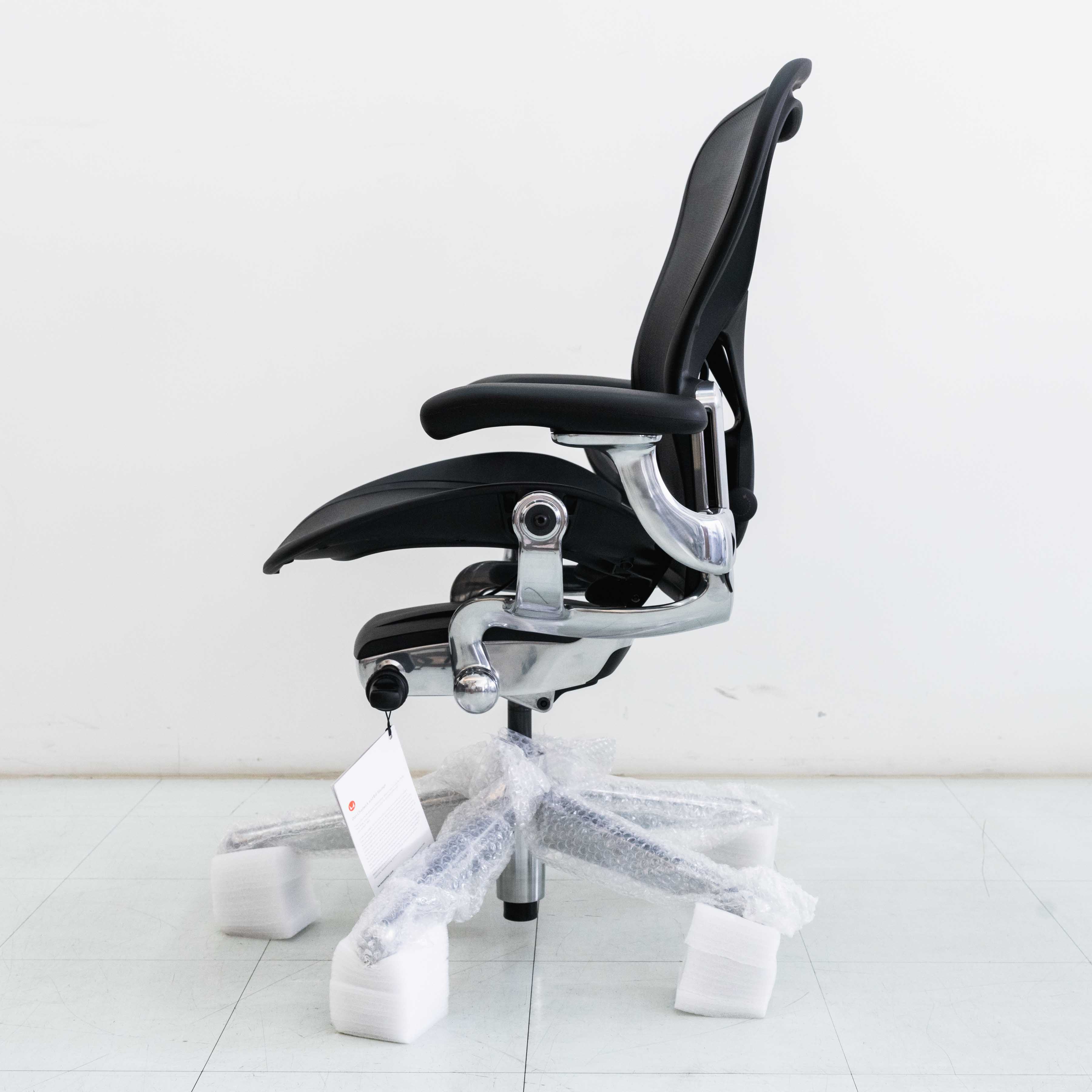 Herman Miller Remastered Aeron Chair – Onyx | Polished Aluminium Frame