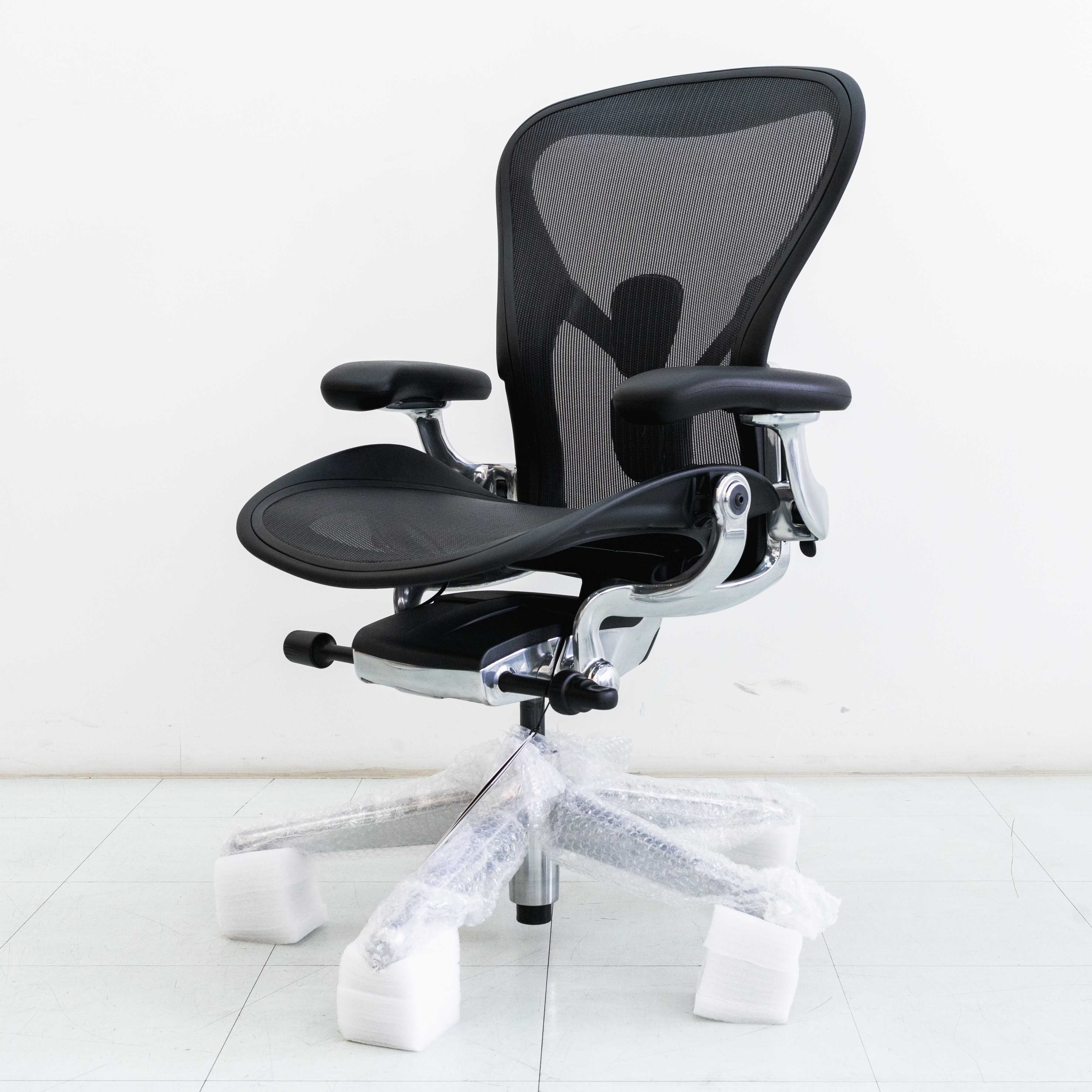 Herman Miller Remastered Aeron Chair – Onyx | Polished Aluminium Frame