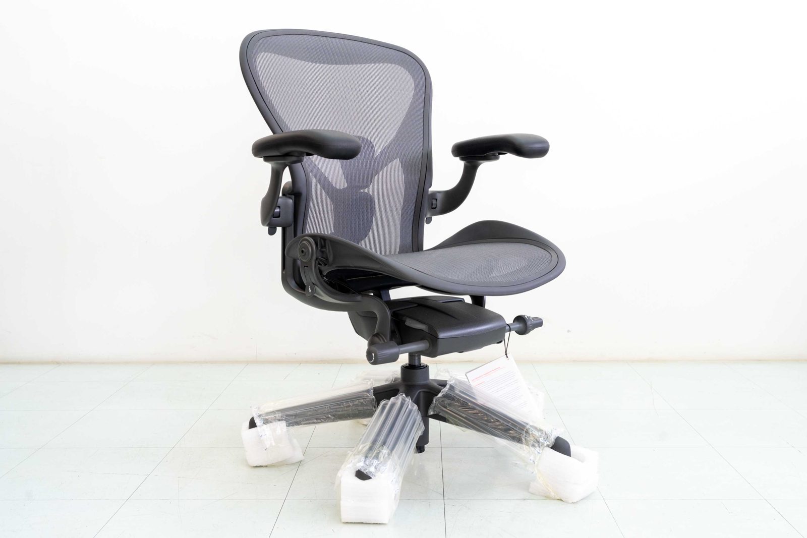 เก้าอี้ Aeron Remastered สี Graphite มุมเฉียงด้านหน้า