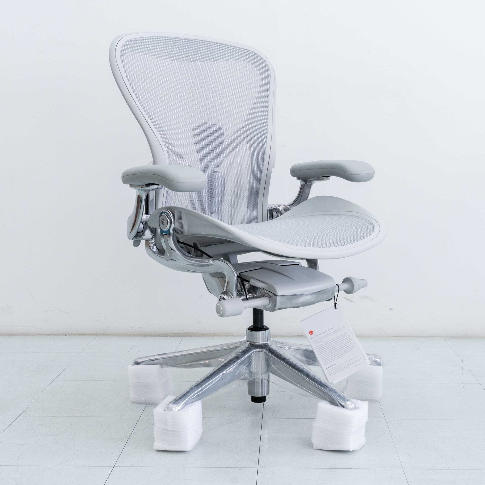 เก้าอี้ Aeron Remastered สี Mineral มุมเฉียงด้านหน้า